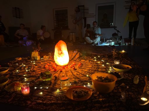 Eine feierliche Versammlung mit einem beleuchteten Kristall und kreisförmigen Arrangements.